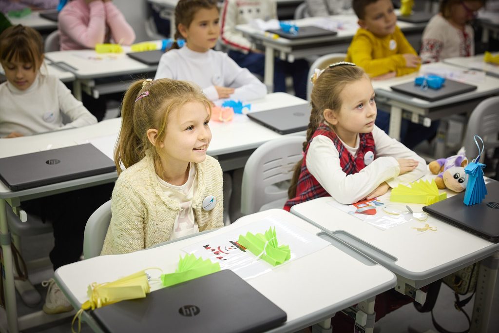 Smartphone Bans in Schools Improve Scores, Global Study Shows Students in a classroom studying without smartphones on their desks